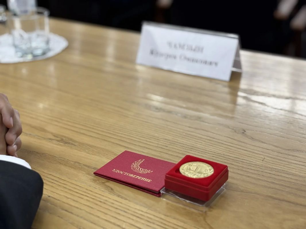 Интеллектуальная гордость Тувы: в Правительстве республики принимали лучших выпускников Интеллектуальная гордость Тувы: в Правительстве республики принимали лучших выпускников