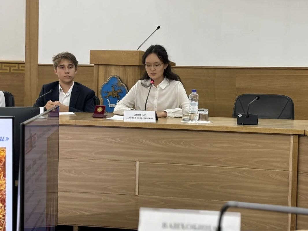 Интеллектуальная гордость Тувы: в Правительстве республики принимали лучших выпускников Интеллектуальная гордость Тувы: в Правительстве республики принимали лучших выпускников
