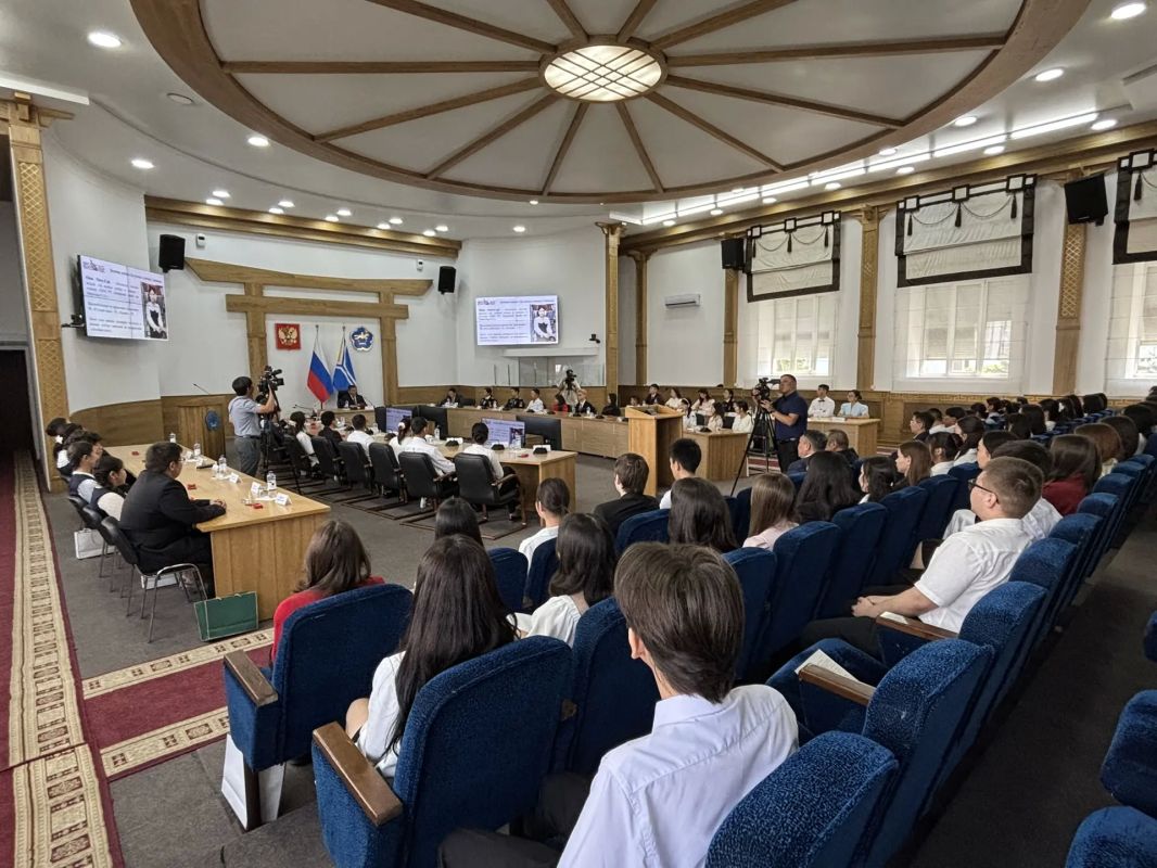 Интеллектуальная гордость Тувы: в Правительстве республики принимали лучших выпускников Интеллектуальная гордость Тувы: в Правительстве республики принимали лучших выпускников