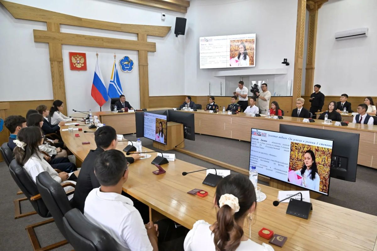 В Туве 209 выпускников школ завершили учебу с золотыми и серебряными медалями В Туве 209 выпускников школ завершили учебу с золотыми и серебряными медалями