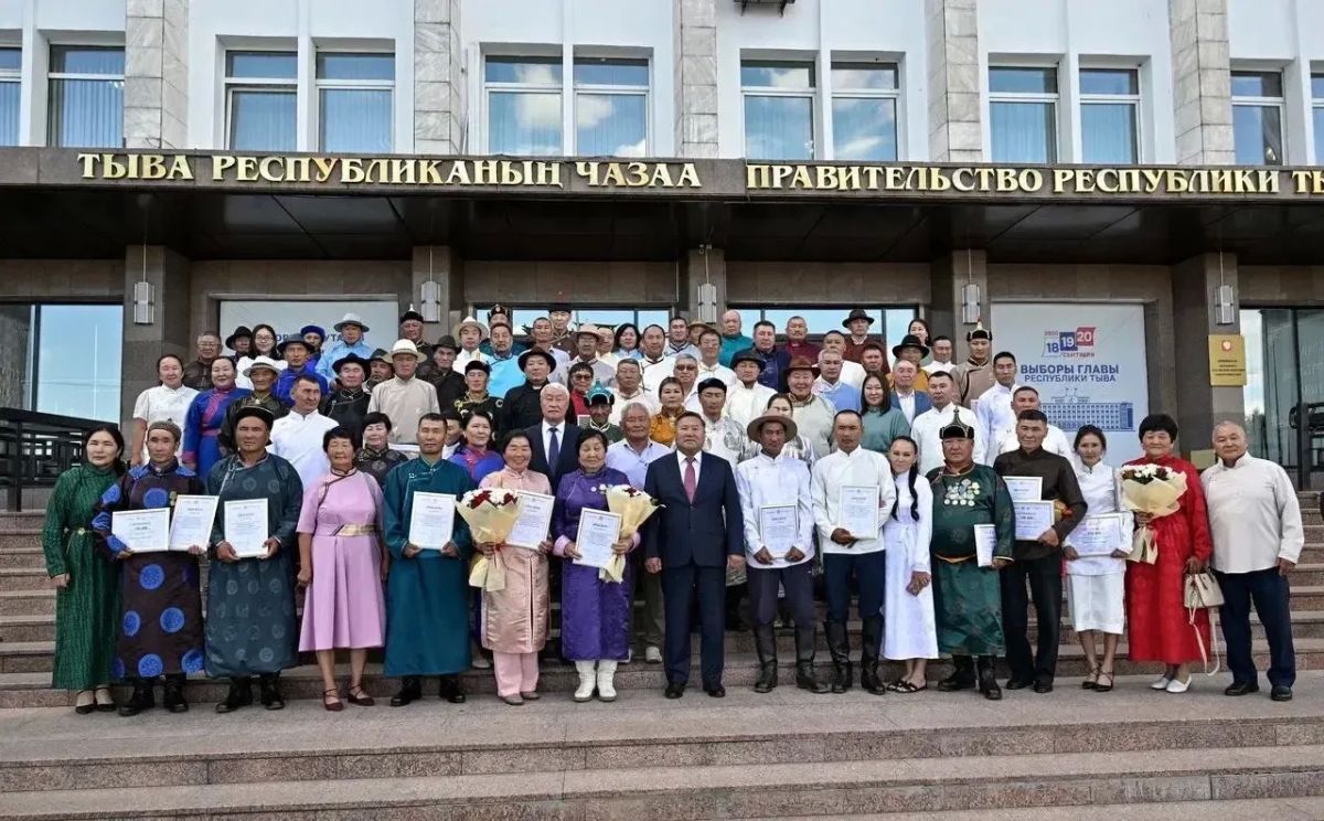 Владислав Ховалыг: Сегодня вручил государственные награды передовикам животноводства Тувы и дипломы I степени чемпионам Наадыма Владислав Ховалыг: Сегодня вручил государственные награды передовикам животноводства Тувы и дипломы I степени чемпионам Наадыма