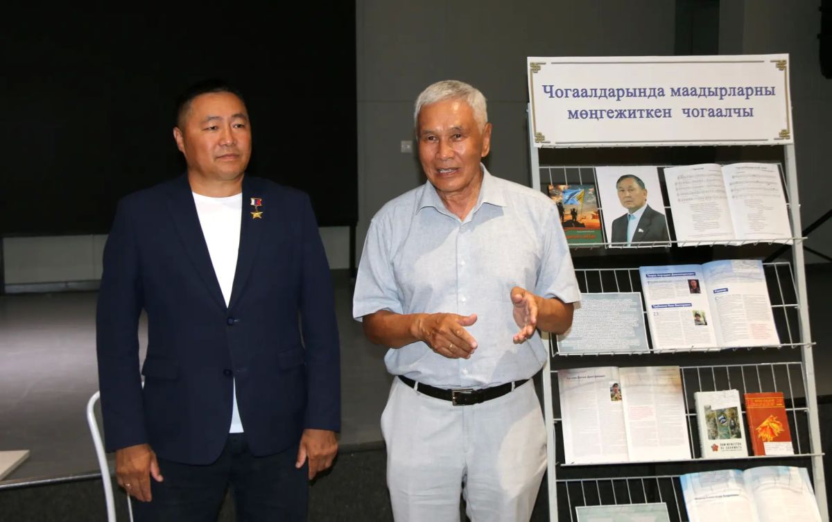 Сегодня состоялась презентация книги Бориса Константиновича Балчий-оола «Маадырларга могейиг» («Поклон героям») Сегодня состоялась презентация книги Бориса Константиновича Балчий-оола «Маадырларга могейиг» («Поклон героям»)