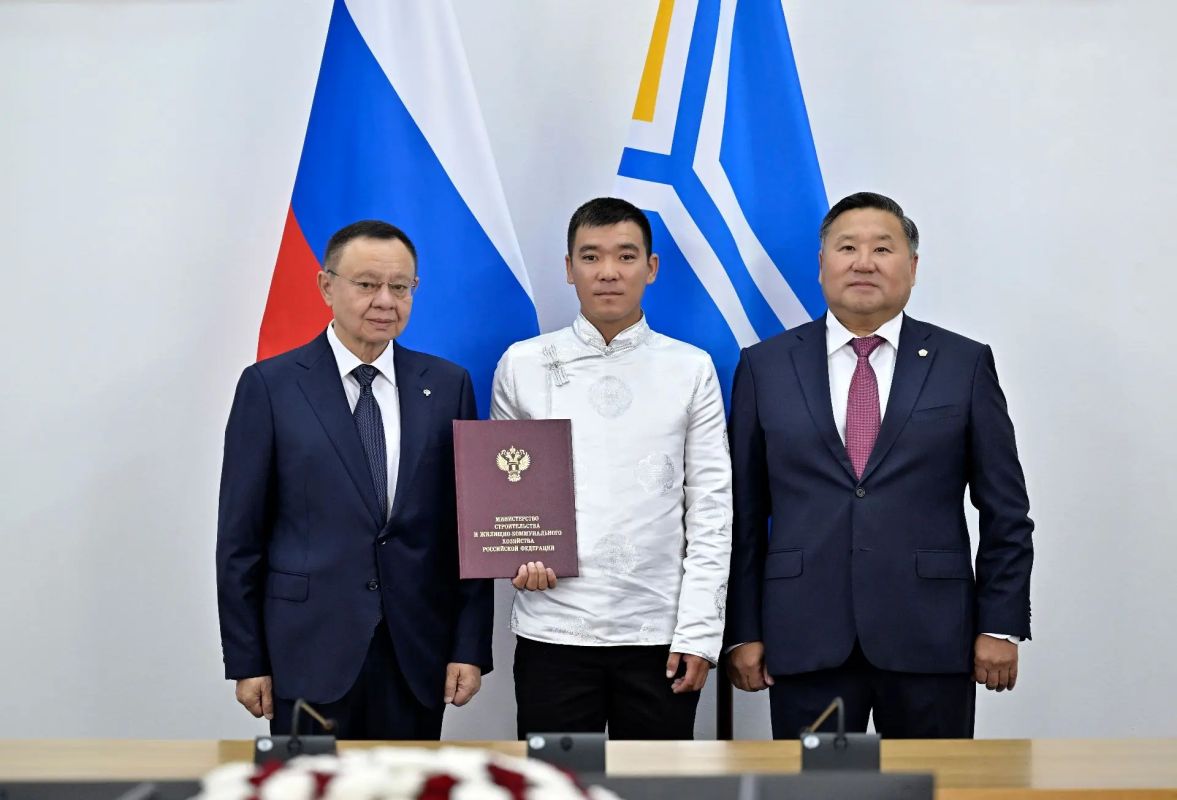 Глава Минстроя России Ирек Файзуллин совместно с главой Республики Тыва Владиславом Ховалыгом наградил представителей строительной отрасли Республики Тыва в рамках рабочей поездки в регион Глава Минстроя России Ирек Файзуллин совместно с главой Республики Тыва Владиславом Ховалыгом наградил представителей строительной отрасли Республики Тыва в рамках рабочей поездки в регион