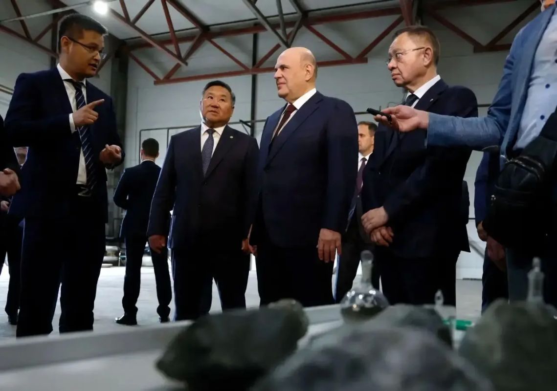 Глава Минстроя России Ирек Файзуллин в рамках рабочей поездки в Республику Тыва посетил предприятие по производству железобетонных изделий ООО «Восток» в Кызыле Глава Минстроя России Ирек Файзуллин в рамках рабочей поездки в Республику Тыва посетил предприятие по производству железобетонных изделий ООО «Восток» в Кызыле