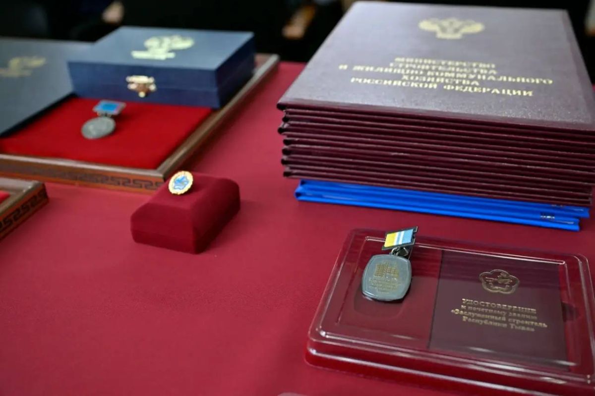 Владислав Ховалыг: В преддверии Дня строителя мы по достоинству отметили труд тех, кто преображает облик нашей республики Владислав Ховалыг: В преддверии Дня строителя мы по достоинству отметили труд тех, кто преображает облик нашей республики
