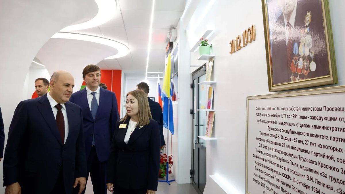 Во время визита в Туву премьер-министр Правительства России Михаил Мишустин вместе с министром просвещения России Сергеем Кравцовым и Главой Тувы Владиславом Ховалыгом посетили школу №22 города Кызыла, а также ознакомились с... Во время визита в Туву премьер-министр Правительства России Михаил Мишустин вместе с министром просвещения России Сергеем Кравцовым и Главой Тувы Владиславом Ховалыгом посетили школу №22 города Кызыла, а также ознакомились с...