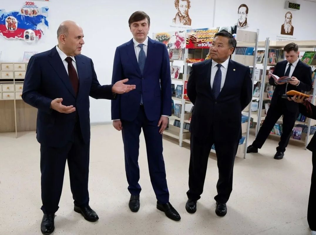 Во время визита в Туву премьер-министр Правительства России Михаил Мишустин вместе с министром просвещения России Сергеем Кравцовым и Главой Тувы Владиславом Ховалыгом посетили школу №22 города Кызыла, а также ознакомились с... Во время визита в Туву премьер-министр Правительства России Михаил Мишустин вместе с министром просвещения России Сергеем Кравцовым и Главой Тувы Владиславом Ховалыгом посетили школу №22 города Кызыла, а также ознакомились с...
