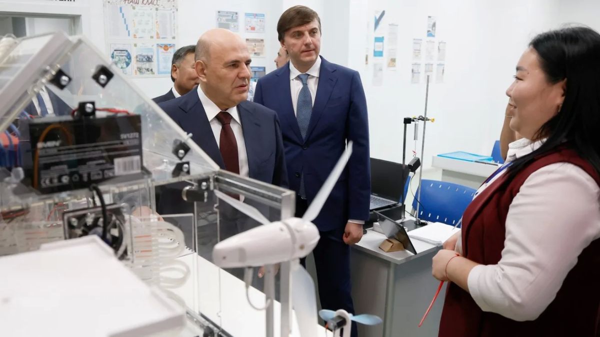 Во время визита в Туву премьер-министр Правительства России Михаил Мишустин вместе с министром просвещения России Сергеем Кравцовым и Главой Тувы Владиславом Ховалыгом посетили школу №22 города Кызыла, а также ознакомились с... Во время визита в Туву премьер-министр Правительства России Михаил Мишустин вместе с министром просвещения России Сергеем Кравцовым и Главой Тувы Владиславом Ховалыгом посетили школу №22 города Кызыла, а также ознакомились с...