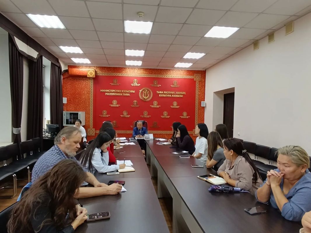 Министр культуры Тувы Виктор Чигжит провел встречу с пресс-секретарями подведомственных учреждений Министр культуры Тувы Виктор Чигжит провел встречу с пресс-секретарями подведомственных учреждений