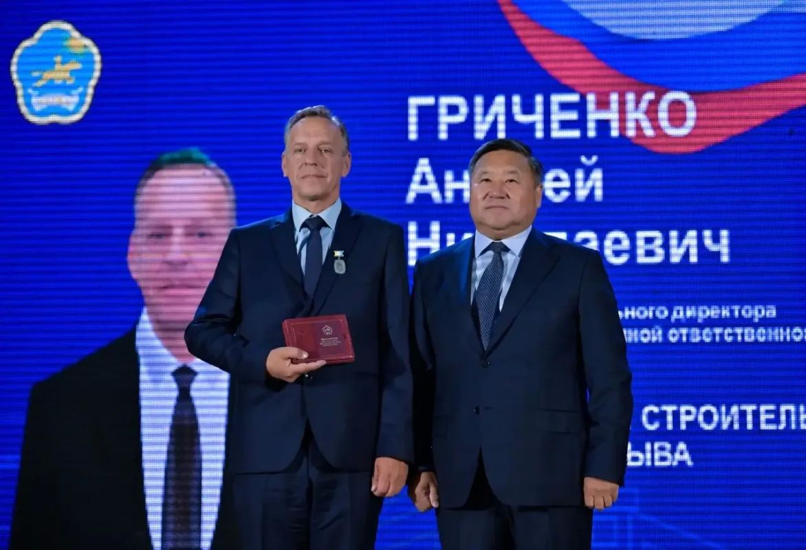 Владислав Ховалыг: Сегодня вручил награды передовикам строительного комплекса в преддверии их профессионального праздника Владислав Ховалыг: Сегодня вручил награды передовикам строительного комплекса в преддверии их профессионального праздника