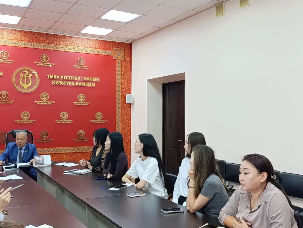 Министр культуры Тувы Виктор Чигжит провел встречу с пресс-секретарями подведомственных учреждений Министр культуры Тувы Виктор Чигжит провел встречу с пресс-секретарями подведомственных учреждений