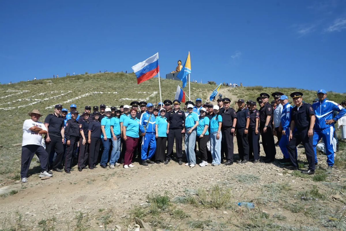 По инициативе МВД по Республике Тыва на горе Догээ развернули флаги России и Тувы По инициативе МВД по Республике Тыва на горе Догээ развернули флаги России и Тувы