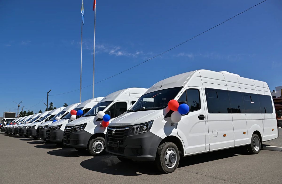 Сегодня в Кызыле состоялось вручение ключей от 12 новых автобусов марок ГАЗ и ПАС представителям автотранспортных предприятий Сегодня в Кызыле состоялось вручение ключей от 12 новых автобусов марок ГАЗ и ПАС представителям автотранспортных предприятий