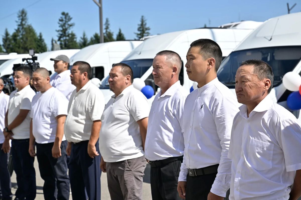 Сегодня в Кызыле состоялось вручение ключей от 12 новых автобусов марок ГАЗ и ПАС представителям автотранспортных предприятий Сегодня в Кызыле состоялось вручение ключей от 12 новых автобусов марок ГАЗ и ПАС представителям автотранспортных предприятий