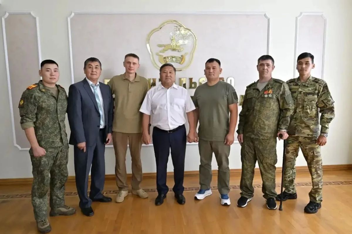 Глава Тувы Владислав Ховалыг встретился с действующими военнослужащими, участниками специальной военной операции Глава Тувы Владислав Ховалыг встретился с действующими военнослужащими, участниками специальной военной операции