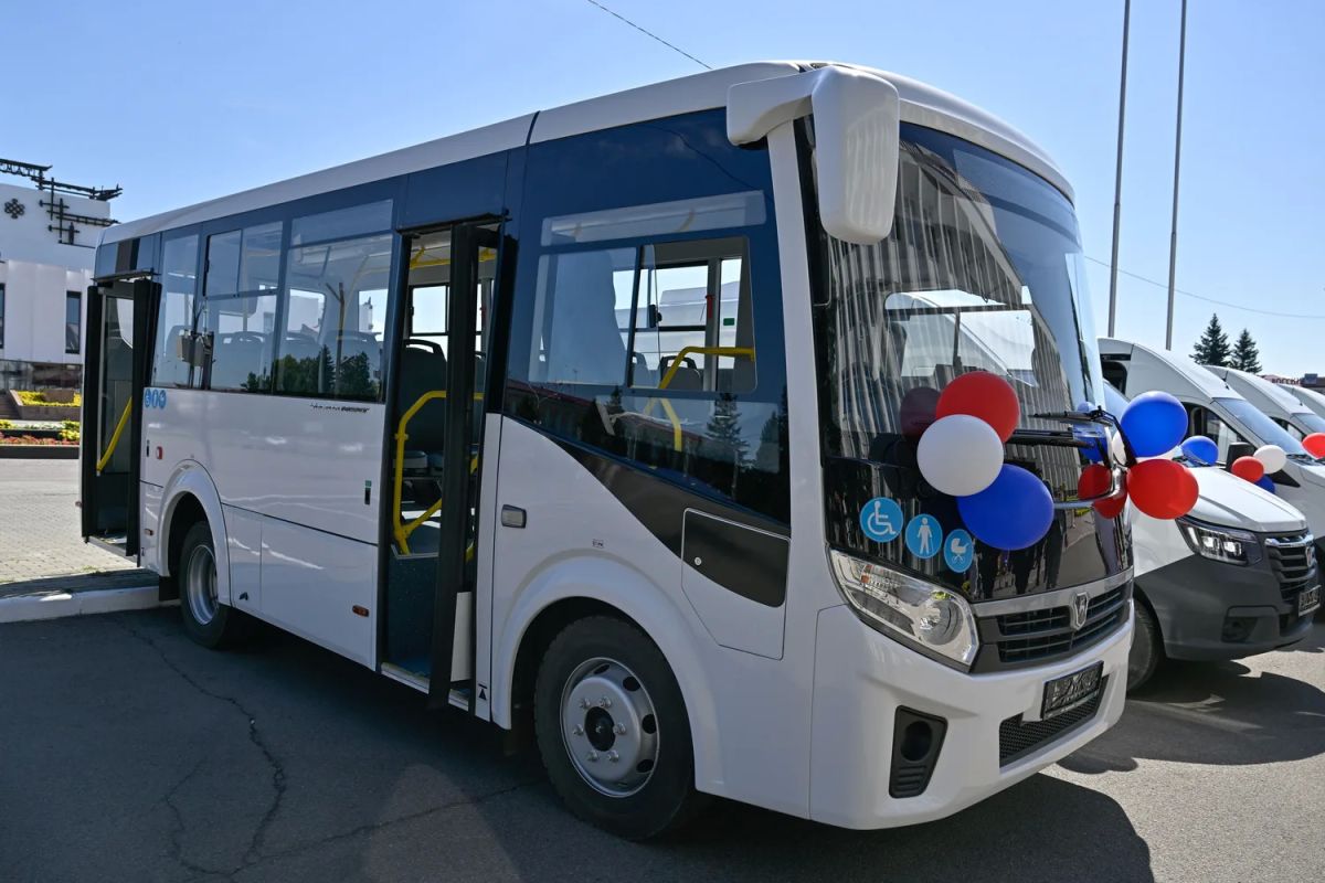 Сегодня в Кызыле состоялось вручение ключей от 12 новых автобусов марок ГАЗ и ПАС представителям автотранспортных предприятий Сегодня в Кызыле состоялось вручение ключей от 12 новых автобусов марок ГАЗ и ПАС представителям автотранспортных предприятий