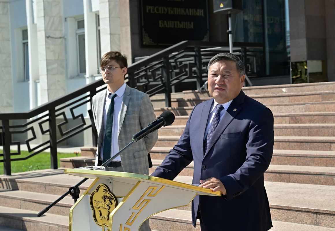 Сегодня в Кызыле состоялось вручение ключей от 12 новых автобусов марок ГАЗ и ПАС представителям автотранспортных предприятий Сегодня в Кызыле состоялось вручение ключей от 12 новых автобусов марок ГАЗ и ПАС представителям автотранспортных предприятий