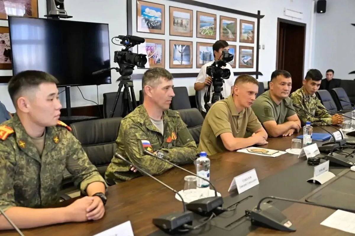 Глава Тувы Владислав Ховалыг встретился с действующими военнослужащими, участниками специальной военной операции Глава Тувы Владислав Ховалыг встретился с действующими военнослужащими, участниками специальной военной операции