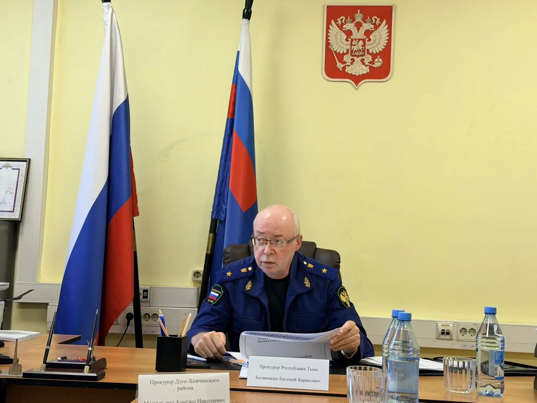 Прокурор республики Ботвинкин Евгений Борисович в ходе рабочей поездки посетил Монгун-Тайгинский, Овюрский и Дзун-Хемчикский районы Прокурор республики Ботвинкин Евгений Борисович в ходе рабочей поездки посетил Монгун-Тайгинский, Овюрский и Дзун-Хемчикский районы