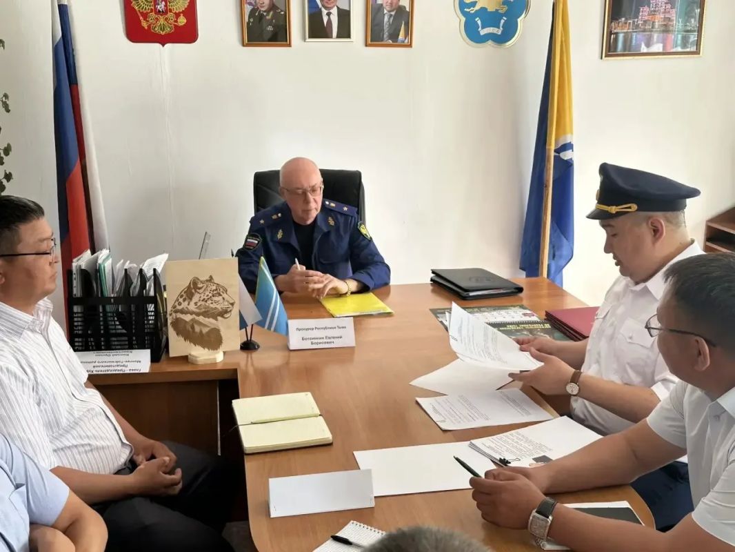 Прокурор республики Ботвинкин Евгений Борисович в ходе рабочей поездки посетил Монгун-Тайгинский, Овюрский и Дзун-Хемчикский районы Прокурор республики Ботвинкин Евгений Борисович в ходе рабочей поездки посетил Монгун-Тайгинский, Овюрский и Дзун-Хемчикский районы
