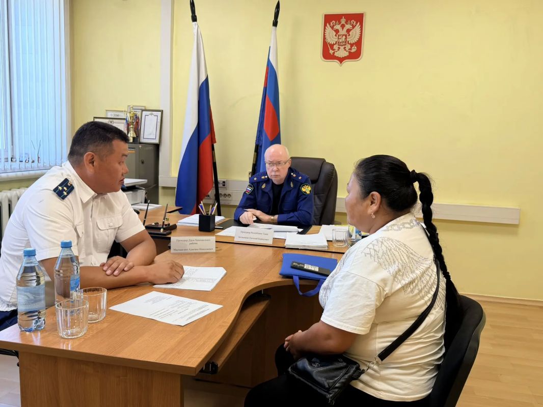 Прокурор республики Ботвинкин Евгений Борисович в ходе рабочей поездки посетил Монгун-Тайгинский, Овюрский и Дзун-Хемчикский районы Прокурор республики Ботвинкин Евгений Борисович в ходе рабочей поездки посетил Монгун-Тайгинский, Овюрский и Дзун-Хемчикский районы