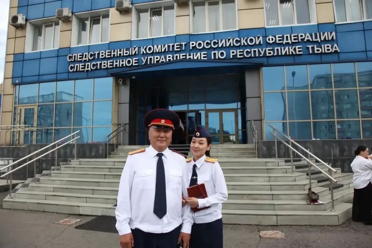 Представители региональной общественной организации «Союз ветеранов следственных органов» Республики Тывы приняли участие в торжественной церемонии принятия присяги молодыми сотрудниками следственного управления Представители региональной общественной организации «Союз ветеранов следственных органов» Республики Тывы приняли участие в торжественной церемонии принятия присяги молодыми сотрудниками следственного управления
