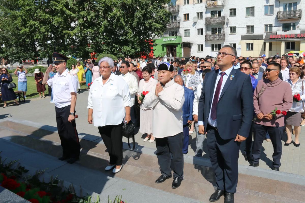 В День Республики Тыва у памятника основоположнику тувинской государственности Монгушу Буян-Бадыргы состоялся торжественный митинг В День Республики Тыва у памятника основоположнику тувинской государственности Монгушу Буян-Бадыргы состоялся торжественный митинг