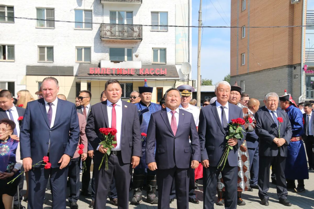 В День Республики Тыва у памятника основоположнику тувинской государственности Монгушу Буян-Бадыргы состоялся торжественный митинг В День Республики Тыва у памятника основоположнику тувинской государственности Монгушу Буян-Бадыргы состоялся торжественный митинг