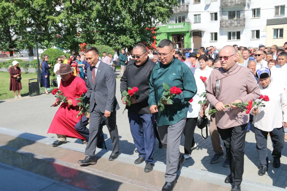 В День Республики Тыва у памятника основоположнику тувинской государственности Монгушу Буян-Бадыргы состоялся торжественный митинг В День Республики Тыва у памятника основоположнику тувинской государственности Монгушу Буян-Бадыргы состоялся торжественный митинг