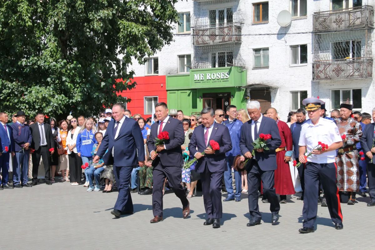 В День Республики Тыва у памятника основоположнику тувинской государственности Монгушу Буян-Бадыргы состоялся торжественный митинг В День Республики Тыва у памятника основоположнику тувинской государственности Монгушу Буян-Бадыргы состоялся торжественный митинг