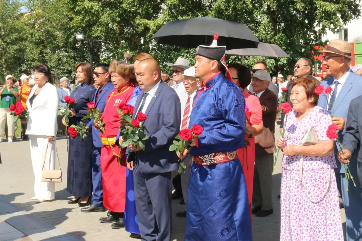 В День Республики Тыва у памятника основоположнику тувинской государственности Монгушу Буян-Бадыргы состоялся торжественный митинг В День Республики Тыва у памятника основоположнику тувинской государственности Монгушу Буян-Бадыргы состоялся торжественный митинг