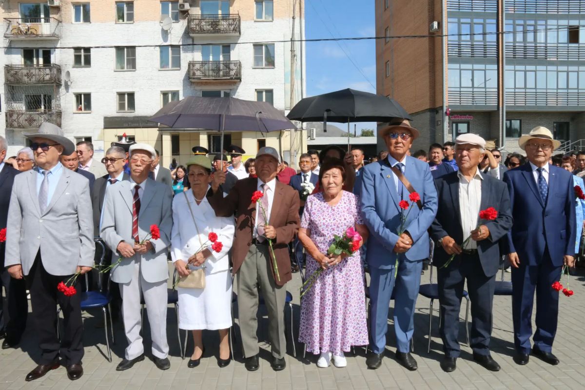В День Республики Тыва у памятника основоположнику тувинской государственности Монгушу Буян-Бадыргы состоялся торжественный митинг В День Республики Тыва у памятника основоположнику тувинской государственности Монгушу Буян-Бадыргы состоялся торжественный митинг