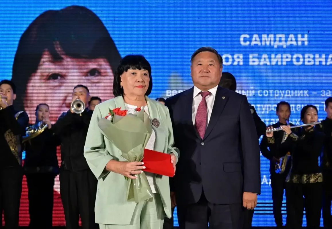 Владислав Ховалыг: В День Республики мы по традиции чествовали наших земляков — тех, кто составляет гордость тувинской земли Владислав Ховалыг: В День Республики мы по традиции чествовали наших земляков — тех, кто составляет гордость тувинской земли