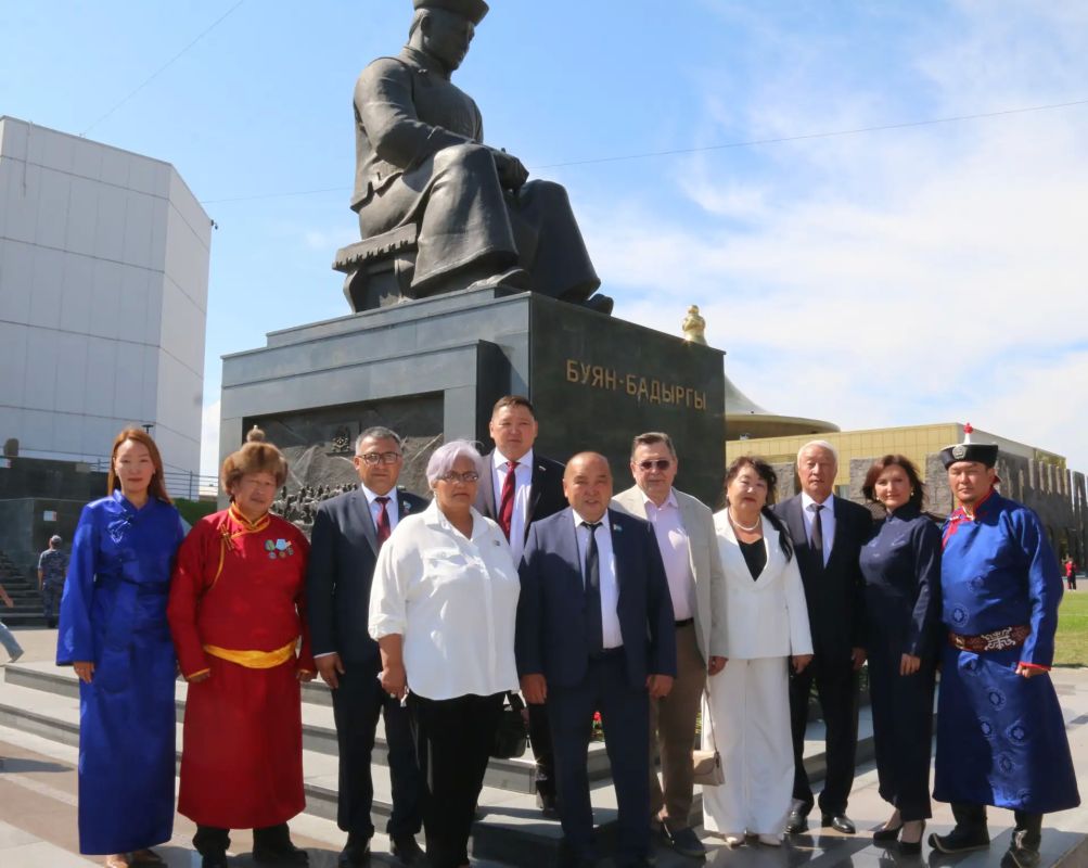 В День Республики Тыва у памятника основоположнику тувинской государственности Монгушу Буян-Бадыргы состоялся торжественный митинг В День Республики Тыва у памятника основоположнику тувинской государственности Монгушу Буян-Бадыргы состоялся торжественный митинг
