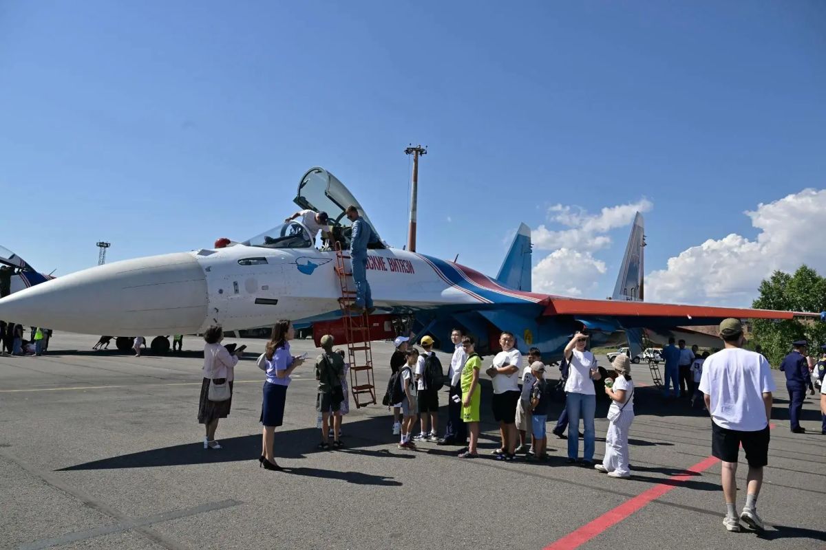 Глава Тувы сегодня встретился с пилотами легендарной группы высшего пилотажа «Русские Витязи», которые прибыли в республику для участия в IV Международном буддийском форуме, а накануне, в День Республики Тыва, устроили в... Глава Тувы сегодня встретился с пилотами легендарной группы высшего пилотажа «Русские Витязи», которые прибыли в республику для участия в IV Международном буддийском форуме, а накануне, в День Республики Тыва, устроили в...