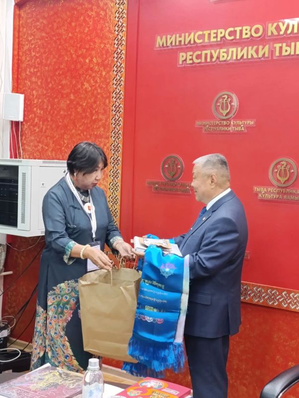 В Министерстве культуры Республики Тыва прошла рабочая встреча министра культуры Тувы Виктора Сергеевича Чигжита с руководителями крупнейших музейных учреждений страны, прибывшими для участия в IV Международном буддийском... В Министерстве культуры Республики Тыва прошла рабочая встреча министра культуры Тувы Виктора Сергеевича Чигжита с руководителями крупнейших музейных учреждений страны, прибывшими для участия в IV Международном буддийском...
