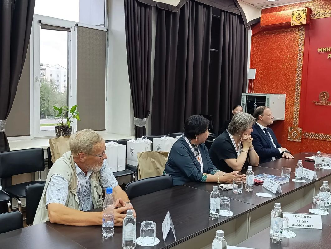 В Министерстве культуры Республики Тыва прошла рабочая встреча министра культуры Тувы Виктора Сергеевича Чигжита с руководителями крупнейших музейных учреждений страны, прибывшими для участия в IV Международном буддийском... В Министерстве культуры Республики Тыва прошла рабочая встреча министра культуры Тувы Виктора Сергеевича Чигжита с руководителями крупнейших музейных учреждений страны, прибывшими для участия в IV Международном буддийском...