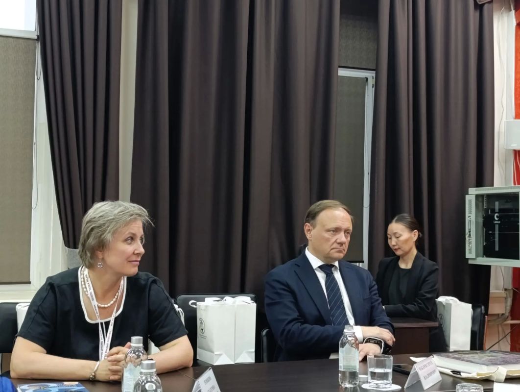 В Министерстве культуры Республики Тыва прошла рабочая встреча министра культуры Тувы Виктора Сергеевича Чигжита с руководителями крупнейших музейных учреждений страны, прибывшими для участия в IV Международном буддийском... В Министерстве культуры Республики Тыва прошла рабочая встреча министра культуры Тувы Виктора Сергеевича Чигжита с руководителями крупнейших музейных учреждений страны, прибывшими для участия в IV Международном буддийском...