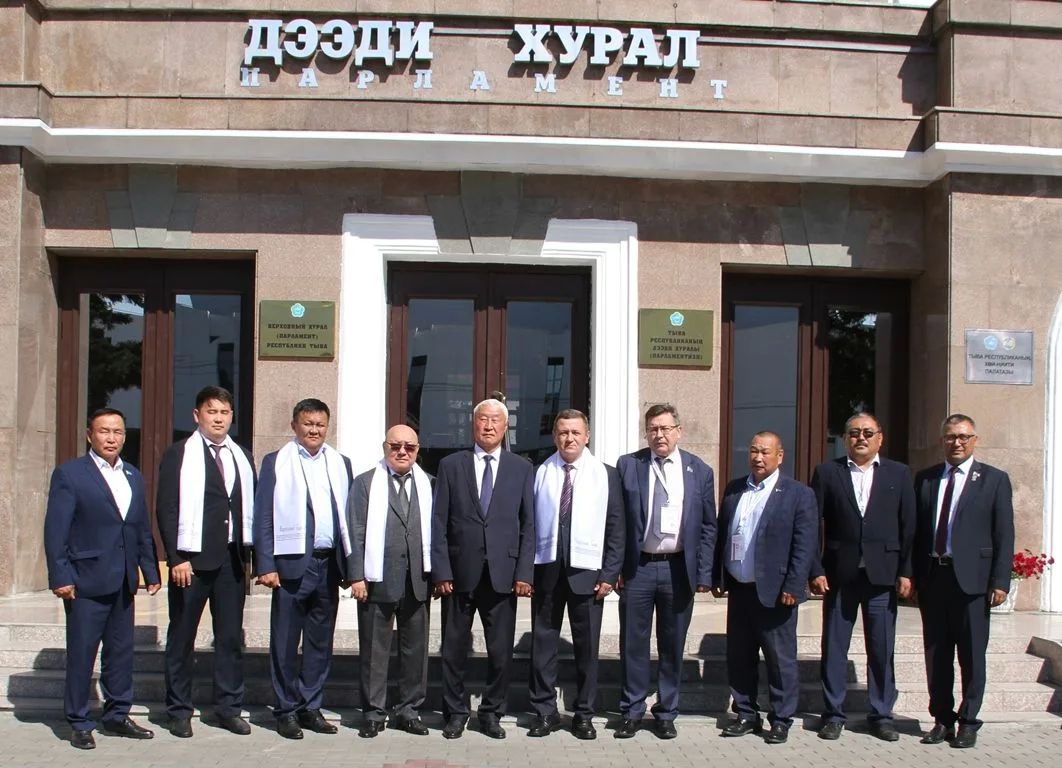 Сегодня руководство Верховного Хурала, включающее Председателя Кан-оола Даваа, его заместителя Андрея Листкова и председателей профильных комитетов, провело официальные встречи с парламентскими делегациями из Калмыкии и... Сегодня руководство Верховного Хурала, включающее Председателя Кан-оола Даваа, его заместителя Андрея Листкова и председателей профильных комитетов, провело официальные встречи с парламентскими делегациями из Калмыкии и...