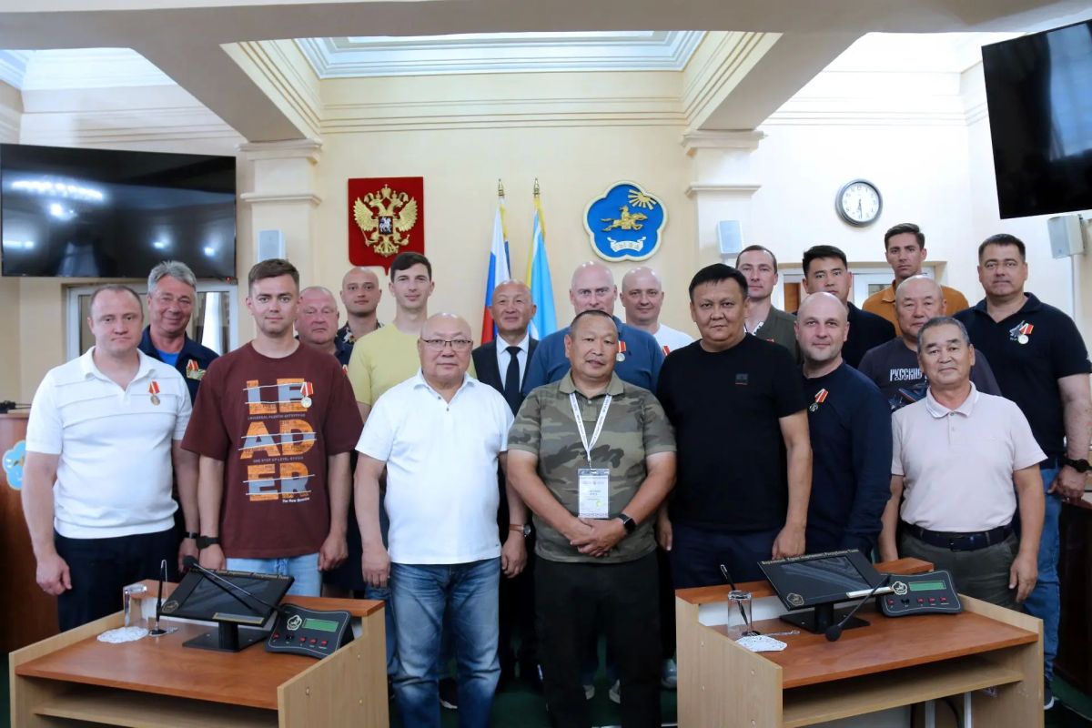 Лётному составу «Русских витязей» — парламентские награды Верховного Хурала Лётному составу «Русских витязей» — парламентские награды Верховного Хурала