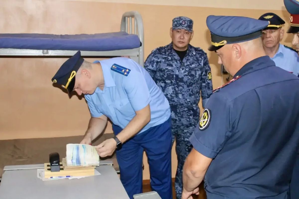 Заместитель прокурора Республики Тыва Сергей Доценко проинспектировал условия содержания осужденных Заместитель прокурора Республики Тыва Сергей Доценко проинспектировал условия содержания осужденных