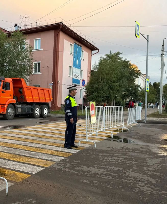 Сотрудники Госавтоинспекции обеспечивают дорожную безопасность в период проведения Международного буддийского форума Сотрудники Госавтоинспекции обеспечивают дорожную безопасность в период проведения Международного буддийского форума