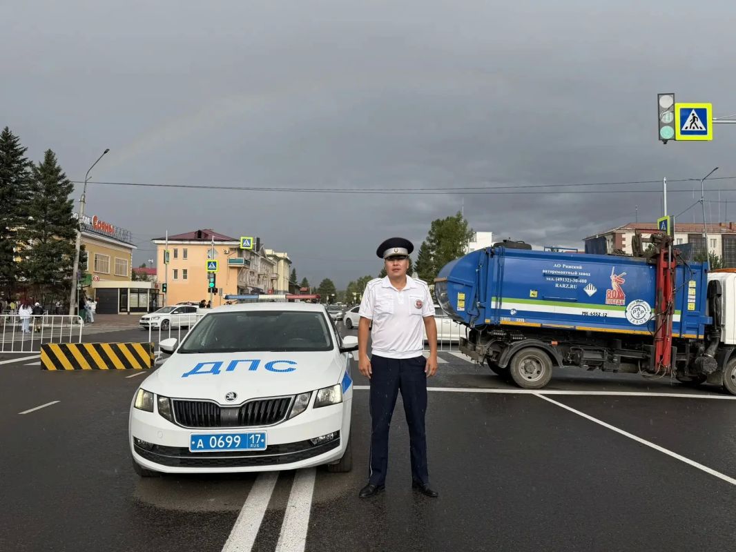 Сотрудники Госавтоинспекции обеспечивают дорожную безопасность в период проведения Международного буддийского форума Сотрудники Госавтоинспекции обеспечивают дорожную безопасность в период проведения Международного буддийского форума
