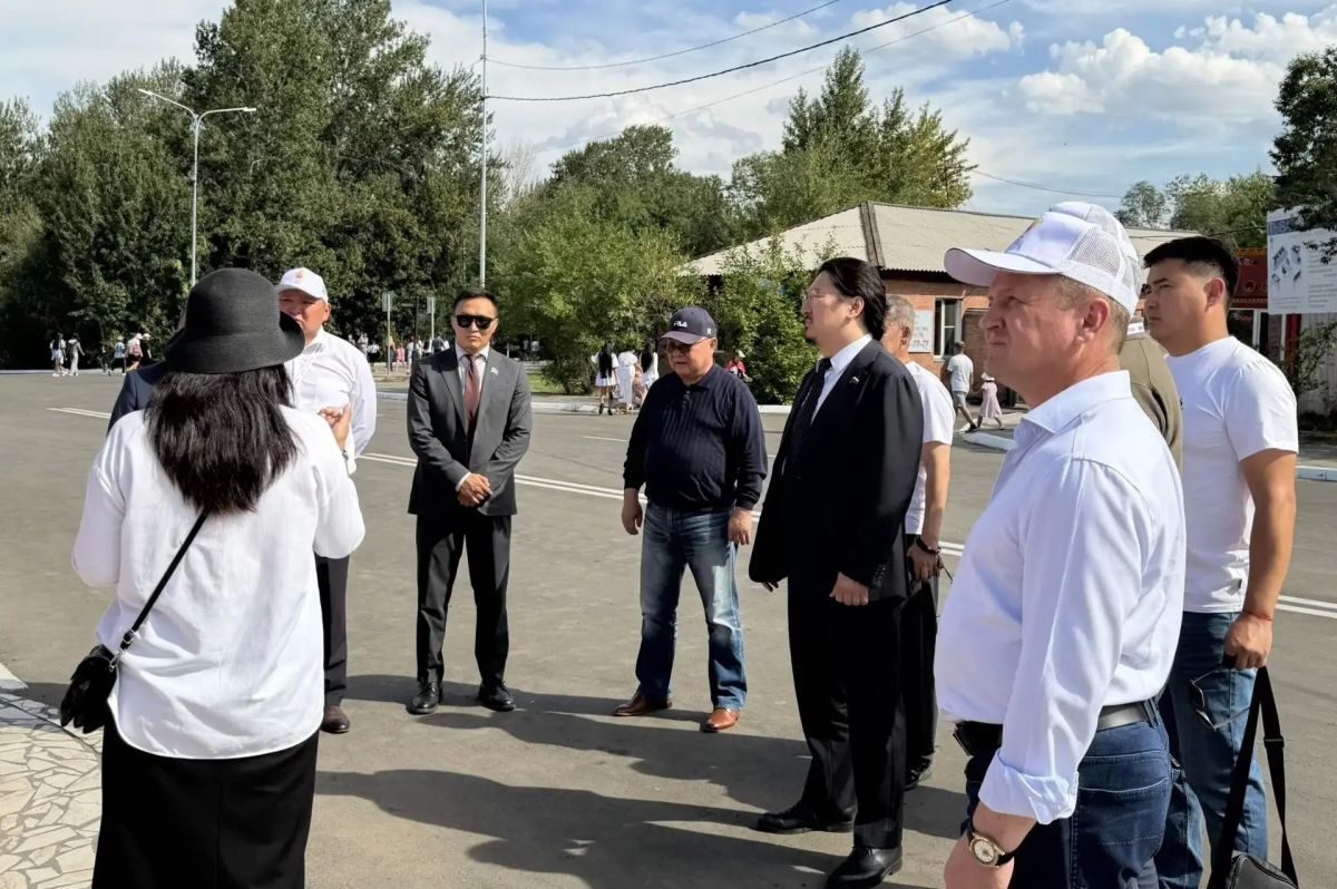 Накануне старта IV Международного буддийского форума парламентские делегации, прибывшие в Туву, ознакомились с главными достопримечательностями республики Накануне старта IV Международного буддийского форума парламентские делегации, прибывшие в Туву, ознакомились с главными достопримечательностями республики