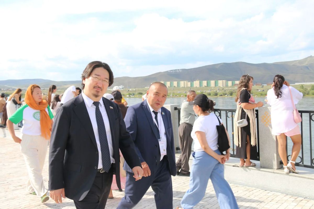 Накануне старта IV Международного буддийского форума парламентские делегации, прибывшие в Туву, ознакомились с главными достопримечательностями республики Накануне старта IV Международного буддийского форума парламентские делегации, прибывшие в Туву, ознакомились с главными достопримечательностями республики