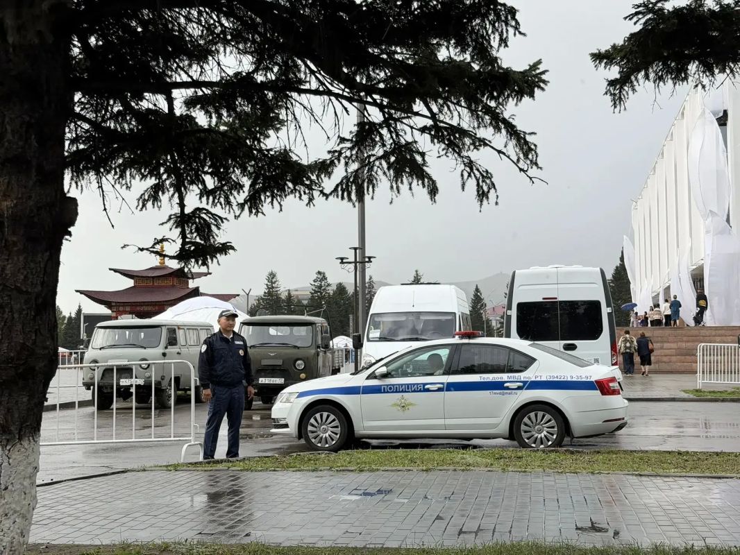 Сотрудники Госавтоинспекции обеспечивают дорожную безопасность в период проведения Международного буддийского форума Сотрудники Госавтоинспекции обеспечивают дорожную безопасность в период проведения Международного буддийского форума