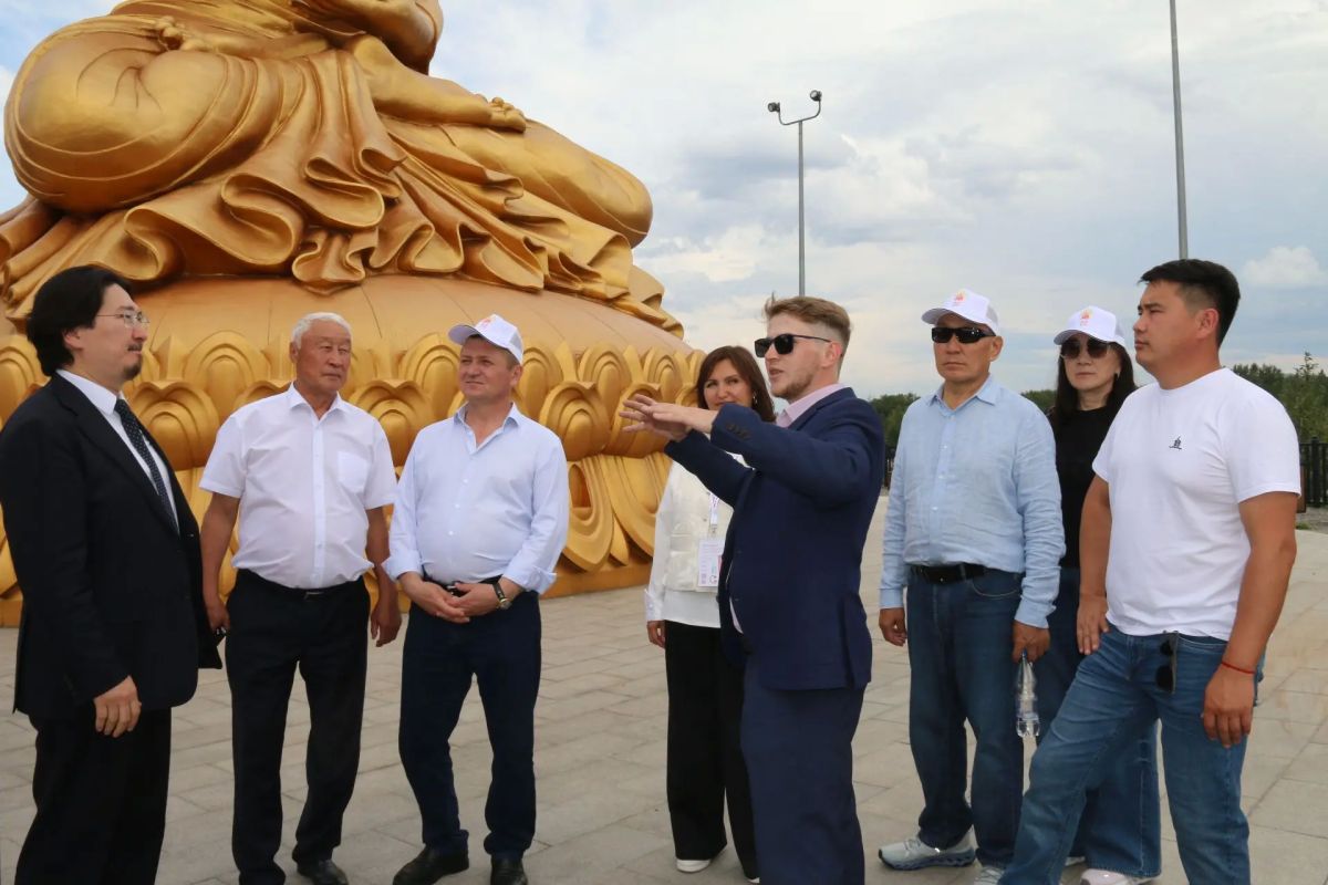 Накануне старта IV Международного буддийского форума парламентские делегации, прибывшие в Туву, ознакомились с главными достопримечательностями республики Накануне старта IV Международного буддийского форума парламентские делегации, прибывшие в Туву, ознакомились с главными достопримечательностями республики