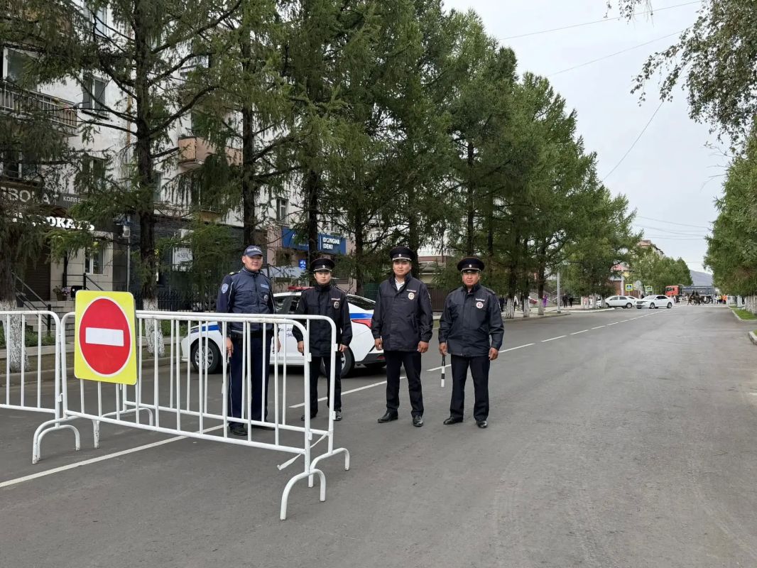Сотрудники Госавтоинспекции обеспечивают дорожную безопасность в период проведения Международного буддийского форума Сотрудники Госавтоинспекции обеспечивают дорожную безопасность в период проведения Международного буддийского форума