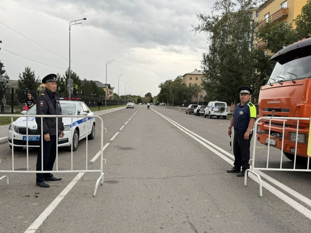 Сотрудники Госавтоинспекции обеспечивают дорожную безопасность в период проведения Международного буддийского форума Сотрудники Госавтоинспекции обеспечивают дорожную безопасность в период проведения Международного буддийского форума