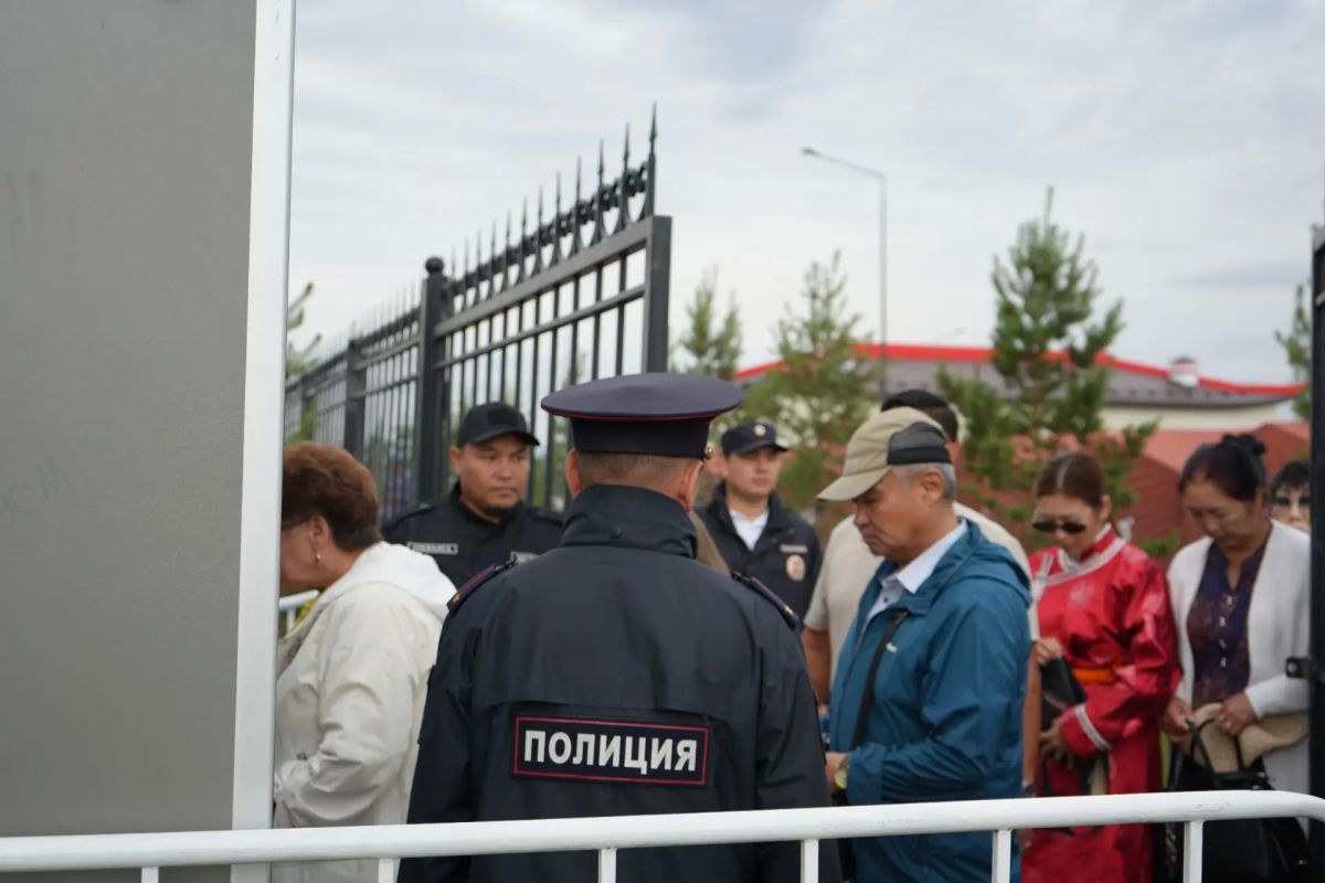Сотрудники полиции продолжают обеспечивать общественный порядок в дни буддийского форума Сотрудники полиции продолжают обеспечивать общественный порядок в дни буддийского форума